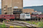 Der Stahlzug nach Cheb (CZ) wartet mit der Stammlok 76 111 auf den Rangiergleisen des Startbahnhofs Könitz(Thür) auf Abfahrt.