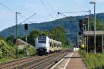 460 010-2 der MRB macht sich nach dem Halt in Namedy wieder auf den Weg gen Köln. Während Horst noch seine Aufnahme begutachtet, nehmen Dennis, Andreas und Hermann eine Auszeit im Wartehäuschen. Die Aufnahme entstand am 22/08/2015.