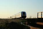 Ein Zug der NOB kommt mit eingeklemmter Diesellok am 23.4.2008. auf der Strecke Klanxbll-Niebll angefahren.