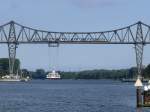 Nord-Ostsee-Bahn NOB 80637 Husum - Kiel auf der Hochbrcke ber den Nord-Ostsee-Kanal; gleichzeitig setzt gerade die Schwebefhre ber; Rendsburg, 16.09.2009   