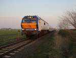 Richtung Westerland und der untergehenden Sonne entgegen bringt die MAK DE 2700-10 (251 010) ihren Zug der NOB. Aufgenommen am 11.04.2012 bei Niebll.
