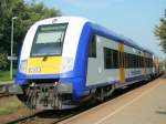 Ein Zug der Nord-Ostsee-Bahn mit Ziel Westerland/Sylt im Bahnhof von Friedrichstadt. Ich habe hier das Zugende, einen der neuen NOB-Steuerwagen, aufgenommen.