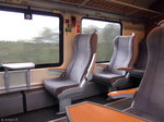 Der hochflurige 1. Klasse-Bereich an Bord eines Married-Pair-Wagens, welcher am 27. April 2016 im Dienste der NOB als Teil des RE6 von Hamburg-Altona nach Westerland (Sylt) unterwegs war. Die Sitzbezüge zeigen das hauseigene Veolia-Design für die 1. Wagenklasse, außerdem kommen eigene Piktogramme zum Einsatz. Für einen vergleichsweise hohen Komfort sorgen verstellbare Sitze, ein 2+1-Sitzteiler, Klapp- bzw. fest installierte Tische, klappbare Armlehnen, Teppich unter den Sitzbereichen sowie die verbauten Radiomodule mit Kopfhöreranschluss. An diesen 1. Klasse-Bereich grenzt am Wagenende das Dienstabteil. Zusätzlich existiert ein etwas größerer niederfluriger 1. Klasse-Bereich. Ein großer Vorteil der Married-Pair-Wagen – insbesondere auf dieser Verbindung – sind zudem die Gepäckablagen, die auch für größere Gepäckstücke geeignet sind. Auf einem Teil der Strecke werden Snacks und Getränke am Platz verkauft. Ab dem Fahrplanwechsel im Dezember 2016 wird die DB die Strecke mit diesen Wagen bedienen.