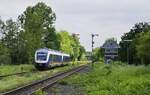 Blick auf die südliche Einfahrt des Bahnhofes Kevelaer am 07.06.2021 mit dem aus Düsseldorf einfahrenden 648 438 der NordWestBahn. Die Strecke Kempen - Kleve ist vom 16.08. bis 04.12.2021 wegen Modernisierung der Stellwerks- und Signaltechnik gesperrt. Im Zuge der Arbeiten werden auch die dort noch vorhandenen Formsignale entfernt, das frühere Stellwerk Kf im Hintergrund ist bereits seit längerem außer Betrieb.