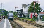 Mit einem RE von Kleve nach Düsseldorf fährt 648 425 mit zwei weiteren 648 am 19.06.2021 im Bahnhof Weeze ein. Die Formsignale werden bald der Vergangenheit angehören und auch das zum Zeitpunkt der Aufnahme noch besetzte Stellwerk Wf wird nach  Abschluss der Modernisierung überflüssig.