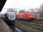 VT709 Der NordWestBahn neben die 185 212-8 auf Osnabrck Hauptbahnhof am 29-11-2008.