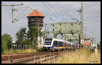 Ein dreiteiliger Nordwestbahn Zug nach Osnabrück verläßt hier am 04.07.2016 die Hunte Klappbrücke in Oldenburg. An der Spitze führt VT 643090.