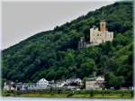 - An Mosel und Rhein - Vom Schiff aus hat man einen schnen Ausblck auf das Schloss Stolzenfels und die Trans regio Doppeleinheit, welche am 23.06.2011 den Koblenzer Stadtteil Stolzenfels durchfhrt. Das neugotische Schloss Stolzenfels ist das herausragendste Werk der Rheinromantik. Errichtet wurde die erste Burg im 13. Jahrhundert. Nach der Zerstrung durch die Franzosen im Jahre 1689 verfiel die Burg. Im Jahre 1802 berlie Napolon I. die Trmmer der Stadt Koblenz. 1823 erhielt der Preuenknig Friedrich Wilhelm IV. die Ruine von der Stadt geschenkt. Er lie sie 1836-1842 nach den Plnen von Karl Friedrich Schinkel wieder aufbauen. Hierbei wurden die wenigen noch erhaltenen Gebudereste (wie der alte Bergfried) mit einbezogen. Die Ausstattung der Anlage nach dem Wiederaufbau ist noch heute erhalten. Besonders sehenswert sind u. a. der Burghof (mit schnem Ausblick), die Wohnrume und Rittersle, sowie die Burgkapelle. Zur Bundesgartenschau 2011 in Koblenz wurde das Schloss Stolzenfels mit 16 Millionen Euro aus Landesmitteln restauriert. Das uere Erscheinungsbild wurde wieder hergerichtet und die Grten nach den alten Plnen des Gartenbaumeisters Peter Joseph Lenn neu angelegt. (Jeanny)