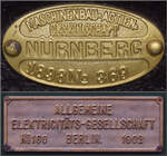 Die Fabrikschilder zeigen, der Triebwagen von MAN und die Lok der AEG sind mit 124 und 120 Jahren hochbetagt. Trossingen, Juni 2022.