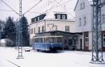 T 6 der Trossinger Eisenbahn im Februar 1991 vor dem Bahnhofsgebäude Trossingen/Stadt