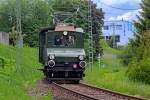 E-Lok  Lina  fährt mit 25 km/h mit dem Museumszug der Trossinger Eisenbahn von Trossingen die elfminütige Strecke nach Trossingen Staatsbahnhof.Bild vom 25.5.2015
