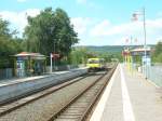 Ein, nach Bad Homburg fahrender, (renovierter) VT2E-Triebwagen trifft am 21. August 2010 um 14:00 Uhr im Bahnhof Kppern ein.