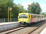 Ein, aus Brandoberndorf kommender (renovierter) VT2E-Triebwagen, trifft um 14:00 Uhr am warmen 21. August 2010 im Bahnhof Kppern an.