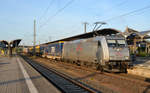 Am Morgen des 28.04.18 folgte 185 418 der TX LOgistik mit dem KLV-Zug nach Rostock dem RE nach Berlin. Fotografiert bei der Durchfahrt durch den Hbf Wittenberg.