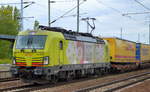 TXL mit der Alpha Trains Vectron  193 551  [NVR-Number: 91 80 6193 551-9 D-ATLU] und KLV-Zug am 20.08.18 Bf. Flughafen Berlin-Schönefeld.