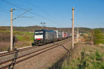 185 408 von MRCE für TXL mit einem KLV-Zug bei Oberdachstetten Richtung Würzburg, 18.04.2019