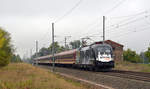 182 510 führte am 06.10.19 einen Müller-Party-Sonderzug durch Brehna Richtung Bitterfeld. Der Zug fuhr vom Leipziger Hbf aus zum Flughafen Leipzig/Halle und von dort aus mit den Fahrgästen zurück Richtung Köln über Hannover.