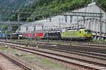 Ausfahrt am 05.07.2018 von ATLU/TXL 193 552  RESPONSIBILITY DRIVEN  zusammen mit MRCE/TXL X4 E-673 (193 673-1) und einem bunten KLV aus dem Bahnhof von Brennero in Richtung Bozen.