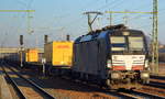 TXL - TX Logistik AG, Troisdorf [D] mit der MRCE Vectron  X4 E - 668  [NVR-Nummer: 91 80 6193 668-1 D-DISPO] und Taschenwagenzug aus Rostock Richtung Verona am 05.12.19 Bf.