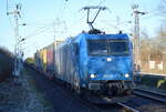 TX Logistik AG, Troisdorf [D] mit  185 521-2 [NVR-Nummer: 91 80 6185 521-2 D-ATLU] und KLV-Zug aus Rostock Richtung Süden (Italien) am 20.12.21 Bf.