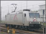 Grau in Grau. TXlogistic 185 538-6 im nebligen Regensburg Hbf. (27.10.2010)