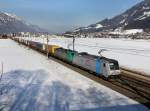 Die 185 674 und die 185 615 mit einem KLV-Zug am 03.03.2012 unterwegs bei Schwaz.