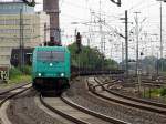 Am 12.09.2015 rollt 185 615 der TX Logistik mit einem Zug aus leeren Schwerlastwagen in den Bahnhof Bielefeld ein.
