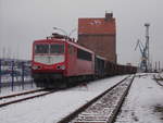 Während auf Rügen schon wieder das Grün sprießte,gab es,am 22.Januar 2018,sogar in Stralsund noch Schnee.Hier fotografierte ich durch den Zaun,im Stralsunder Nordhafen, die WFL 155 159.