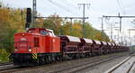 Wedler Franz Logistik GmbH & Co. KG, Potsda mit  202 822-3/ Lok 15  [NVR-Nummer: 98 80 3202 822-3 D-WFL] und Schotterzug am 25.10.21 Durchfahrt Bf. Golm (Potsdam).