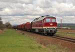 232 356 (WFL) zu sehen am 15.04.21 mit einem leeren Holzzug für Triptis in Dreitzsch.