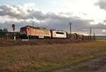 Am 12.03.21 fuhr die 232 283 und 155 159 (der WFL) einen Holzzug von Triptis nach Saalfeld. Ab Saalfeld übernimmt 155 159 den Zug bis Kaufering. Hier ist der Zug in Triptis zu sehen. 