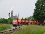 Nachdem sie Kalk ins Zementwerk nach Ennigerloh gebracht hat, passiert WLE 23 (223 057-1) die Katholische Kirche St. Margareta in Wadersloh und wird bald Lippstadt erreichen.
Aufgenommen am 31.05.2019 zwischen Wadersloh und Liesborn.