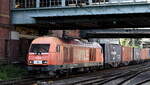 Westfälische Landes-Eisenbahn GmbH, Lippstadt (WLE) mit ihrer Lok  22  [NVR:  92 80 1223 056-3 D-WLE ] verlässt mit einem Containerzug den Hamburger Hafen, 11.09.23 Höhe Bahnhof