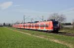 Mit dem Abellio-Logo an der Front durchfahren der DB-425 813-9 und ein weiterer 425 am 30.03.2021 Kaarst Broicherseite. Da an den von Abellio im Stuttgarter Netz und Neckartal eingesetzten Talent 2 ein Softwareupdate durchgeführt werden muss, übernehmen angemietete DB-Triebwagen in den kommenden 2 Monaten Leistungen auf den dortigen Linien RB 18 und RE 10.