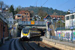 Die  bwegte  Abellio  Hamsterbacke  8442 324 durcheilt auf dem Weg von Heidelberg nach Heilbronn am 26.03.2022 den Hp Neckargemünd-Altstadt.