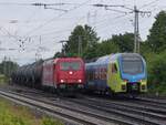 Vom Bahnsteigende aufgenommen: HGK 185 603 mit Kesselzug von Holthausen und ET 410 der WestflenBahn in Salzbergen, 02.06.2016