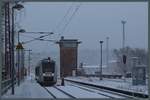 Im ersten Schnee des neuen Jahres fährt der Abellio-Lint 1648 940 im Bahnhof Blankenburg ein.