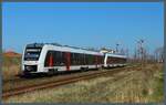 1648 446 fährt mit einem weiteren Lint 41 von Abellio am 30.03.2021 in den Bahnhof Barleben ein und passiert dabei die östlichen Ausfahrsignale am Wärterstellwerk W 1.