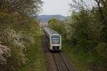 Abellio-Triebwagen 1648 440 fährt vor der Kulisse des Wernigeröder Schlosses in den Haltepunkt Darlingerode ein (01.05.2022)