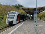 Abellio 1648 917 als RB 80556 von Naumburg (S) Ost nach Karsdorf, am 07.10.2023 in Laucha (U).