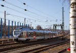 
Der ET 232109  Kreis Siegen-Wittgenstein , ex ET 23009, ein 3-teiliger Stadler Flirt der Abellio Rail NRW hat gerade (am 13.03.2017) den Bahnhof Kreuztal verlassen und fährt weiter in Richtung Siegen. Er fährt als RE 16  Ruhr-Sieg-Express  die Verbindung Essen - Hagen - Siegen.