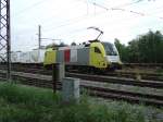 ES64 U2-047 von Abellio Rail vor einem Bananenbomber im bergabebahnhof der WHE. 11.5.07