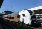 Am 20.04.19 stand der Abellio Desiro HC 462 007 als RE11 nach Hamm(Westf.) im Bühnenlicht von Gleis 11 des Duisburger Hauptbahnhofs.