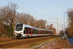 Hier zu sehen ist ein Flirt 3 von Abellio, wie er als RB 35 nach Mönchengladbach durch Duisburg-Rheinhausen fährt.