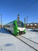 Der Elektrotriebzug 3427 001 ist hier bei der Einfahrt am Hauptbahnhof Wanne-Eickel zu sehen.