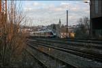 Vor der Werdohler Stadtkirche beschleunigt ein FLIRT als ABR99618, (RE16  Ruhr-Sieg-Express ), nach Siegen.