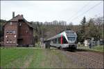 ET23009 fhrt bei schnen Fotowetter als ABR99648 ( RE16  Ruhr-Sieg-Express ), von Essen Hbf nach Siegen, und passiert das ehemalige Bahnwrterhaus zwischen Werdohl und Plettenberg.