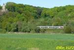 Die RB 40 Ruhr-Lenne-Bahn (Hagen-Essen) passiert gerade das Bergerdenkmal auf dem Wittener Hohenstein.