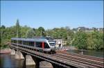 Ein ET23xxx (Nummer wegen der Sonne oder der Kamera Einstellung nicht erkannt) berquert als ABR33811, (RB40  Ruhr-Lenne-Bahn ) den Harkortsee bei Wetter(Ruhr) und wird in wenigen Minuten