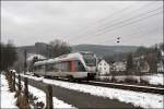 Hier ist ein ET22 der Abellio vor der Kulisse des Dorfes Benolpe als RB91  Ruhr-Sieg-Bahn  nach Hagen unterwegs.